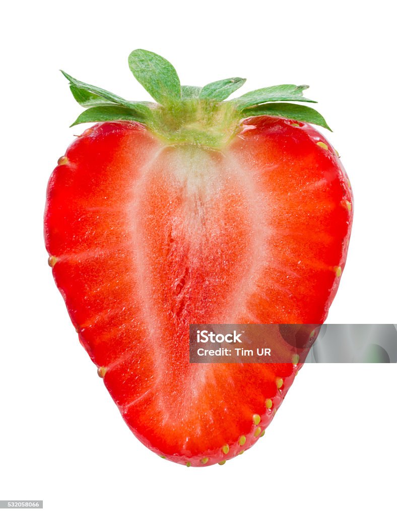 Moitié de fraise seul sur blanc. Avec trait de coupe. - Photo de Fraise libre de droits