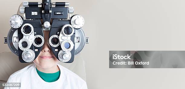 Augenuntersuchungen Stockfoto und mehr Bilder von Augenuntersuchungen - Augenuntersuchungen, Kind, Augenoptiker