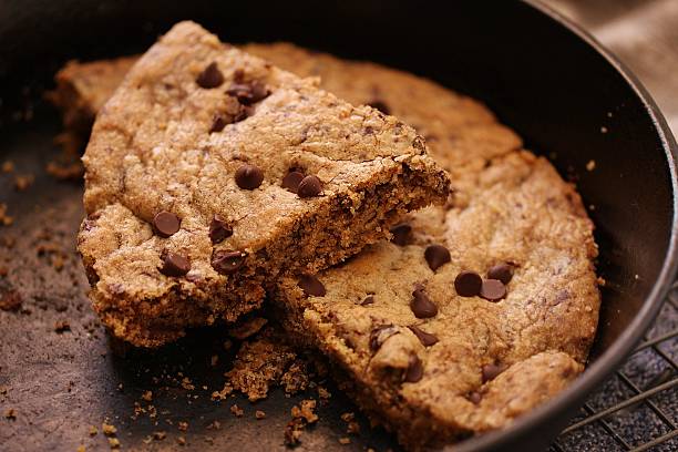 istock Skillet chocolate chip cookies 532088085
