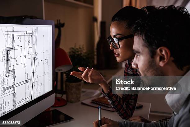 Los Diseñadores Trabajando En Su Hogar Foto de stock y más banco de imágenes de 2015 - 2015, Adulto, Aprender