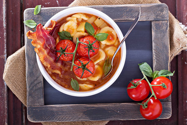 sopa de tomate con pasta - stuffing celery onion spoon fotografías e imágenes de stock