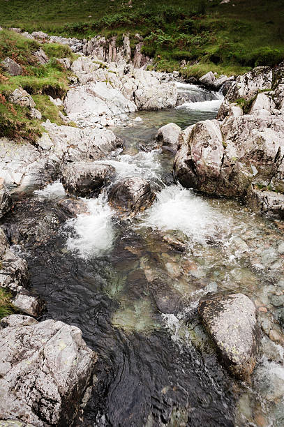 anglais du lake district de  : lincove beck cascades - beck photos et images de collection