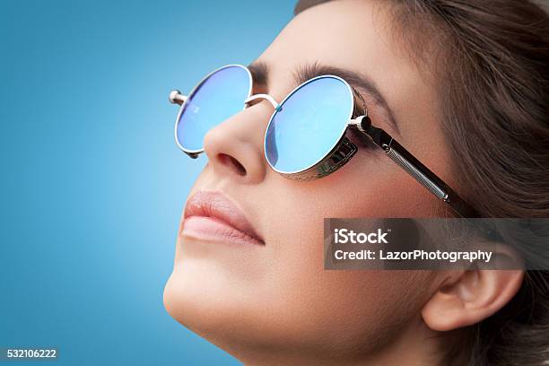 Gesicht Porträt Von Junge Schöne Frau In Runde Sonnenbrille Stockfoto und mehr Bilder von Biegung