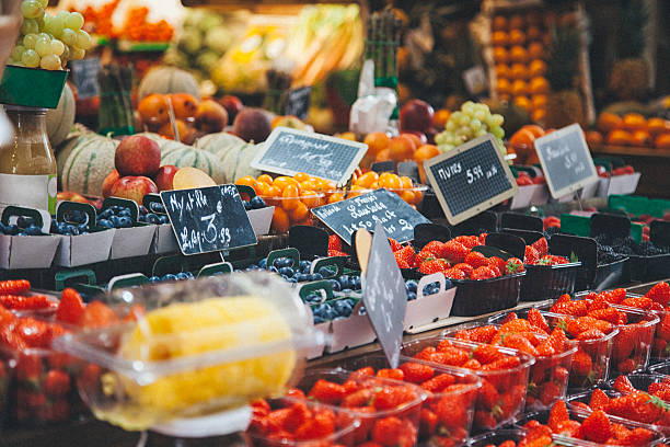 marché aux fruits - zucchini vegetable squash market photos et images de collection