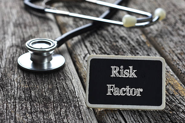의료 컨셉입니다-위험 인자 단어 칠판에 쓰여진, 키 - risk factors condition diabetes 뉴스 사진 이미지