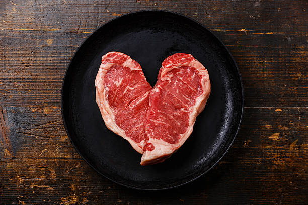 a forma di cuore di carne di manzo crudo in padella - meat raw beef love foto e immagini stock