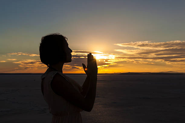 rezar mujer joven - heaven women sunrise inspiration fotografías e imágenes de stock