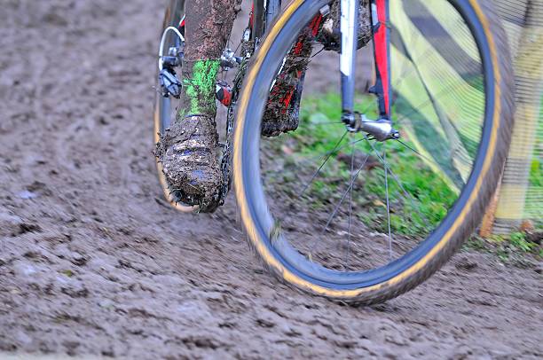 cadena de la bicicleta con una carrera en barro - cyclo cross fotografías e imágenes de stock