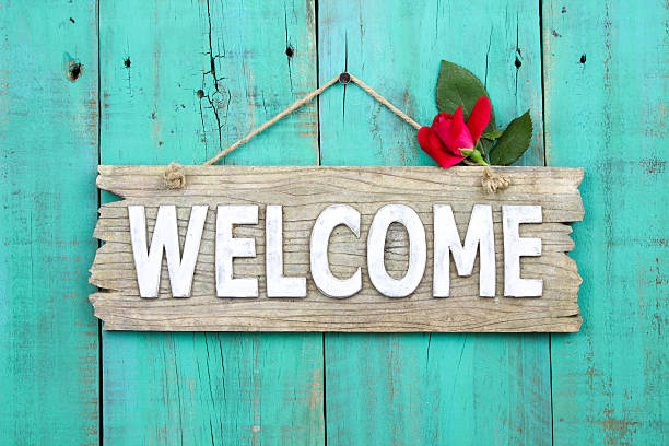 segno di benvenuto con rosa rossa bud - hotel greeting welcome sign service foto e immagini stock