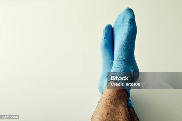 Junger Mann Entspannend Stockfoto und mehr Bilder von Socke - Socke, Männer, Behaart