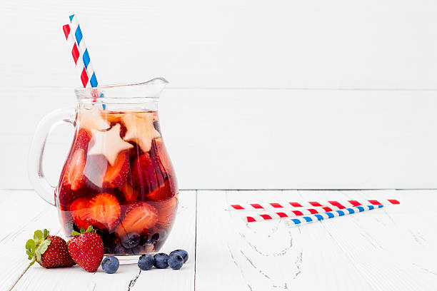 rouge, blanc, bleu cocktail pour la fête du 4 juillet - flag glass striped fourth of july photos et images de collection