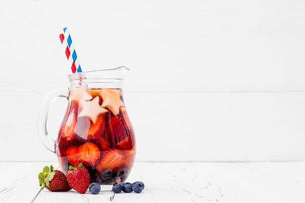 rouge, blanc, bleu cocktail pour la fête du 4 juillet - flag glass striped fourth of july photos et images de collection