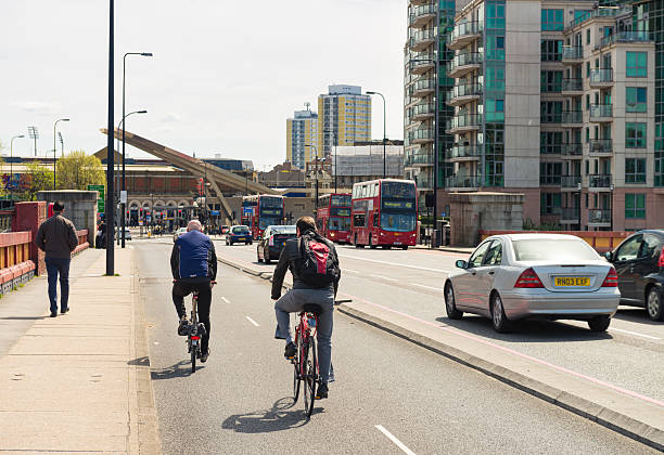 moderno trasporto nel centro di londra - bicycle london england cycling safety foto e immagini stock