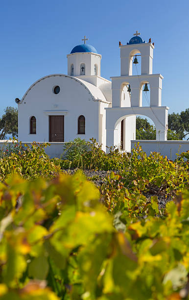 santorini glocke turm mit kreuz kirche in oia auf griechenland - travel locations cyclades islands santorini vertical stock-fotos und bilder