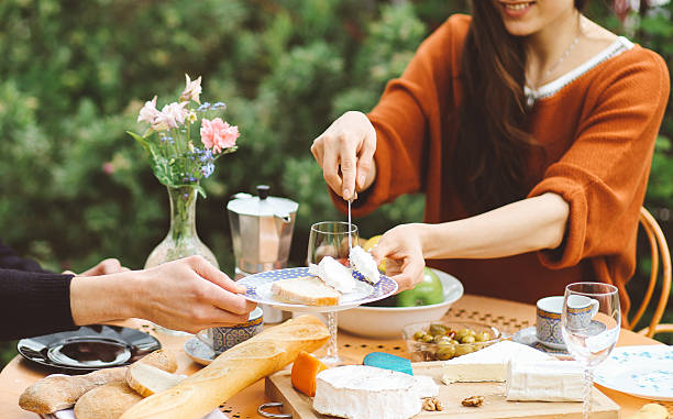 jovens franceses casal comendo no jardim casa - breakfast baguette - fotografias e filmes do acervo