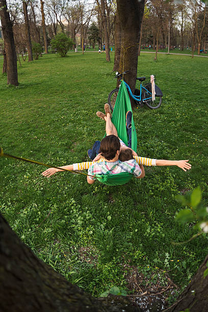 사랑하는 이성 커플입니다 편안한 공원에서 - vacations women men stability 뉴스 사진 이미지