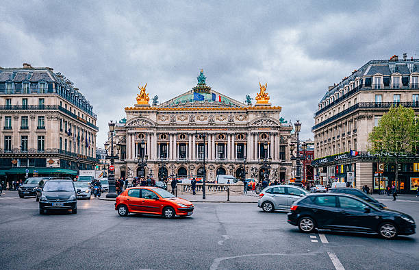 opéra palais garnier w paryżu, francja - ancient past classic monument zdjęcia i obrazy z banku zdjęć