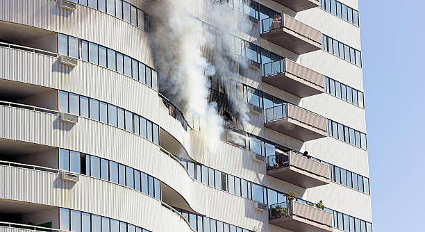 の消防隊によって firefighters 炎 - extinguishing ストックフォトと画像