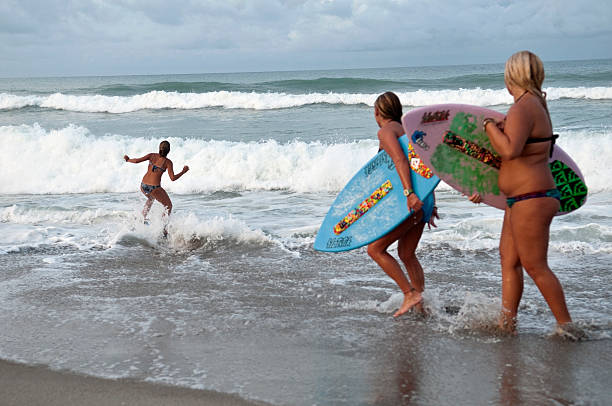 ビーチで インディアランティック スキムボードで、フロリダ州 - skimboard ストックフォトと画像