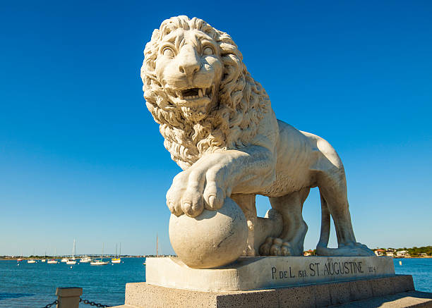 橋のライオンの像のセントアウグスティン、フロリダ州 - century florida ストックフォトと画像