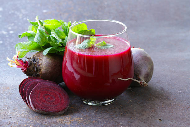 succo di barbabietola fresco con foglie di menta in un bicchiere - barbabietola rossa foto e immagini stock