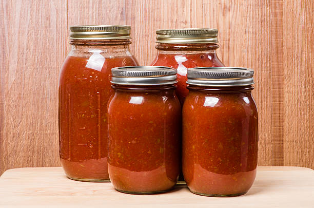 свежие томатный соус в банки - tomato sauce jar стоковые фото и изображения