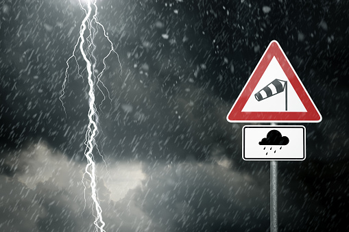 Mal tiempo de Precaución: peligro de tormenta y Tormentas eléctricas photo