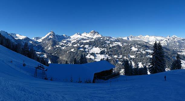 vista dalla stazione mittle wispile - bernese oberland gstaad winter snow foto e immagini stock