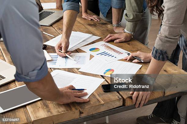 Lavorare Su Documenti - Fotografie stock e altre immagini di Marketing - Marketing, Rapporto finanziario, Budget