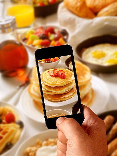 godetevi la prima colazione, la fotografia mobile - muffin blueberry muffin blueberry food foto e immagini stock