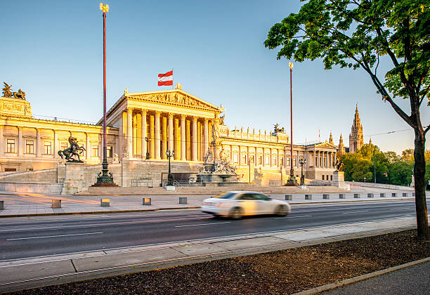 österreichische parlament gebäude in wien - architecture austria journey building exterior stock-fotos und bilder