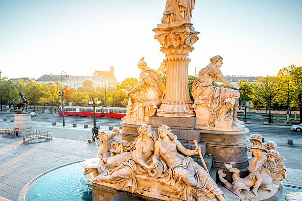 atenea estatua cerca de edificio parlament en viena - roman goddess fotografías e imágenes de stock