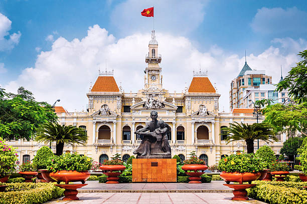 ho chi minh city hall na cidade de ho chi minh, vietname - statue history flag sculpture imagens e fotografias de stock