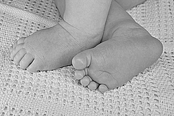 neugeborenes baby kleine füße in decke, niedlich haut nahaufnahme - smooth human skin human leg human foot stock-fotos und bilder