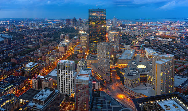 panorama de boston - boston skyline night city photos et images de collection