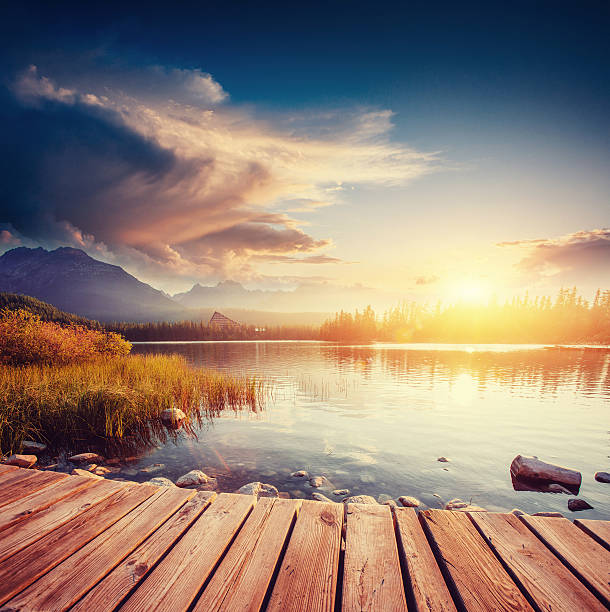 湖の日の出で、公園の tatras ます。 - pleso ストックフォトと画像