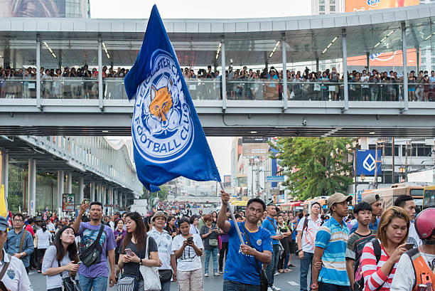 supporter waves the leicester city fc flag while waiting the parade - leicester 個照片及圖片檔