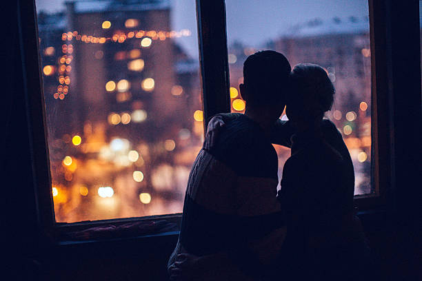 romance de inverno - love embracing couple valentines day - fotografias e filmes do acervo