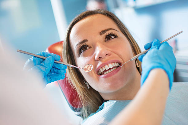 dentista examinando o paciente no dentista dentes escritório. - dentist surgery dental hygiene using voice imagens e fotografias de stock