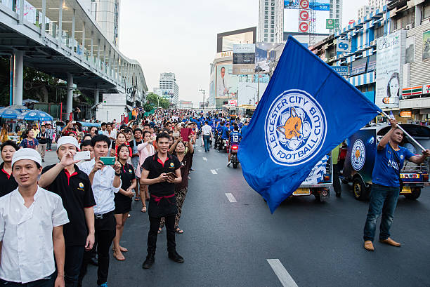 supporter waiting for leicestercity fc parade - leicester 個照片及圖片檔