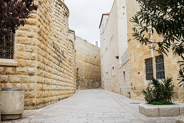 エルサレム旧市街の通りです。 - looking through window individuality old architecture ストックフォトと画像