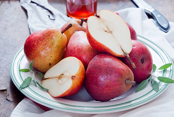 料理、レッドバートレット梨 - russet pears ストックフォトと画像