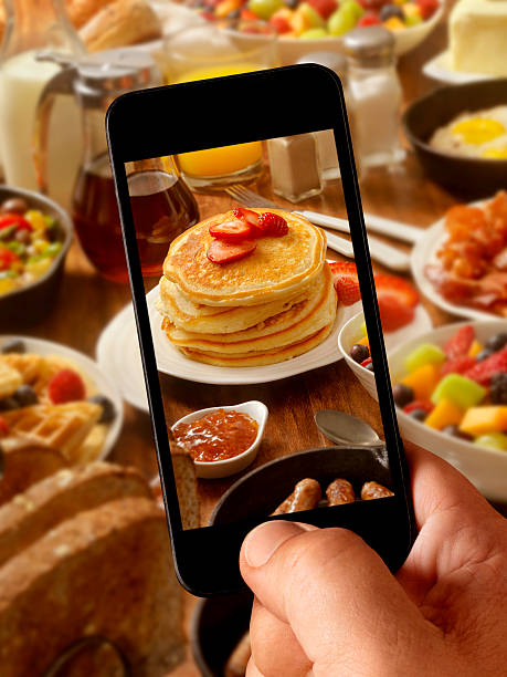 godetevi la prima colazione, la fotografia mobile - muffin blueberry muffin blueberry food foto e immagini stock
