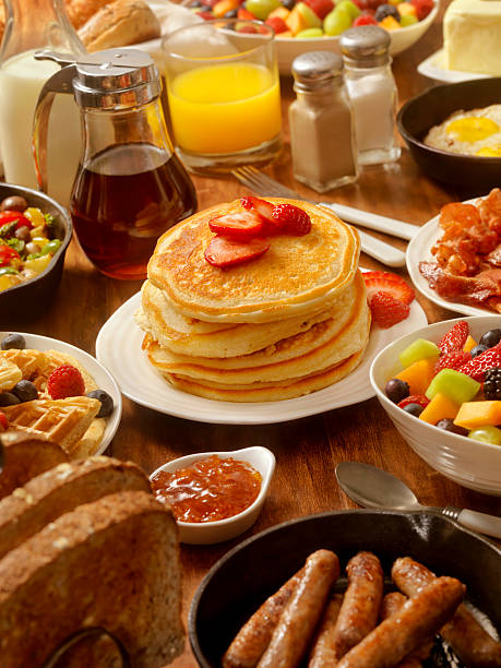 petit déjeuner du feast - waffle sausage breakfast food photos et images de collection