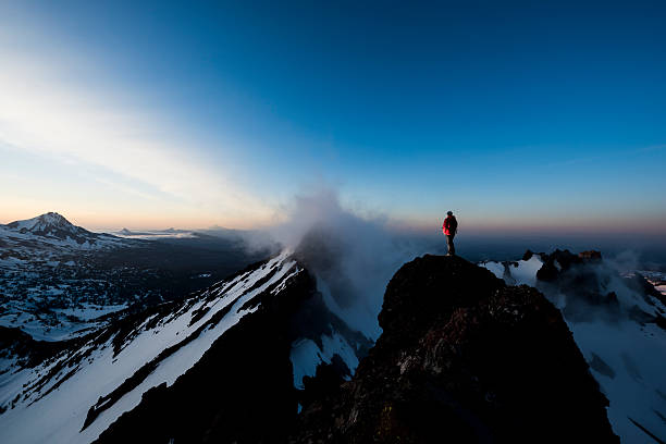 la cima de la montaña - escalada en solitario fotografías e imágenes de stock