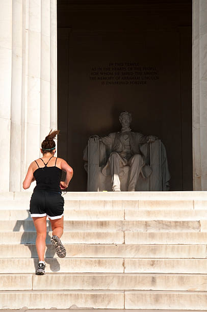 cooper a poucos passos do lincoln memorial de washington dc - the mall audio - fotografias e filmes do acervo