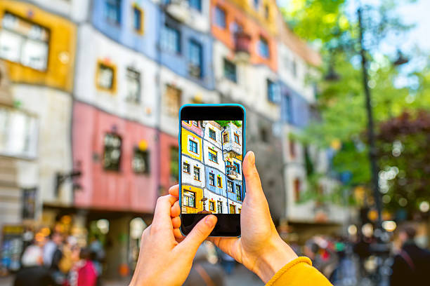 fotografiando colorido fachada de edificio - dispositivo de información móvil fotos fotografías e imágenes de stock