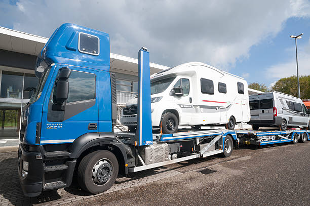 camión de transporte de vehículos recreativos (rv) transportador - truck semi truck car transporter vehicle trailer fotografías e imágenes de stock