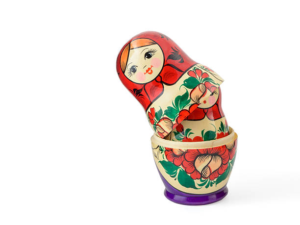 anidados russsian muñecas situado sobre un fondo blanco - russian nesting doll russia doll matrioska fotografías e imágenes de stock