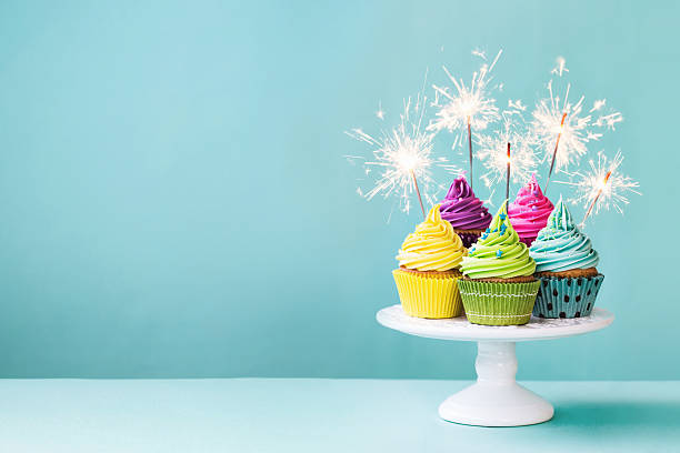 cupcakes con sparklers - vela de cumpleaños fotografías e imágenes de stock